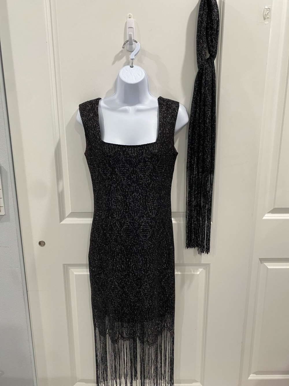 Onyx Nite Sparkly Metallic Black Cocktail Dress With Scalloped Fringe Hem Size 4 - Picture 16 of 17